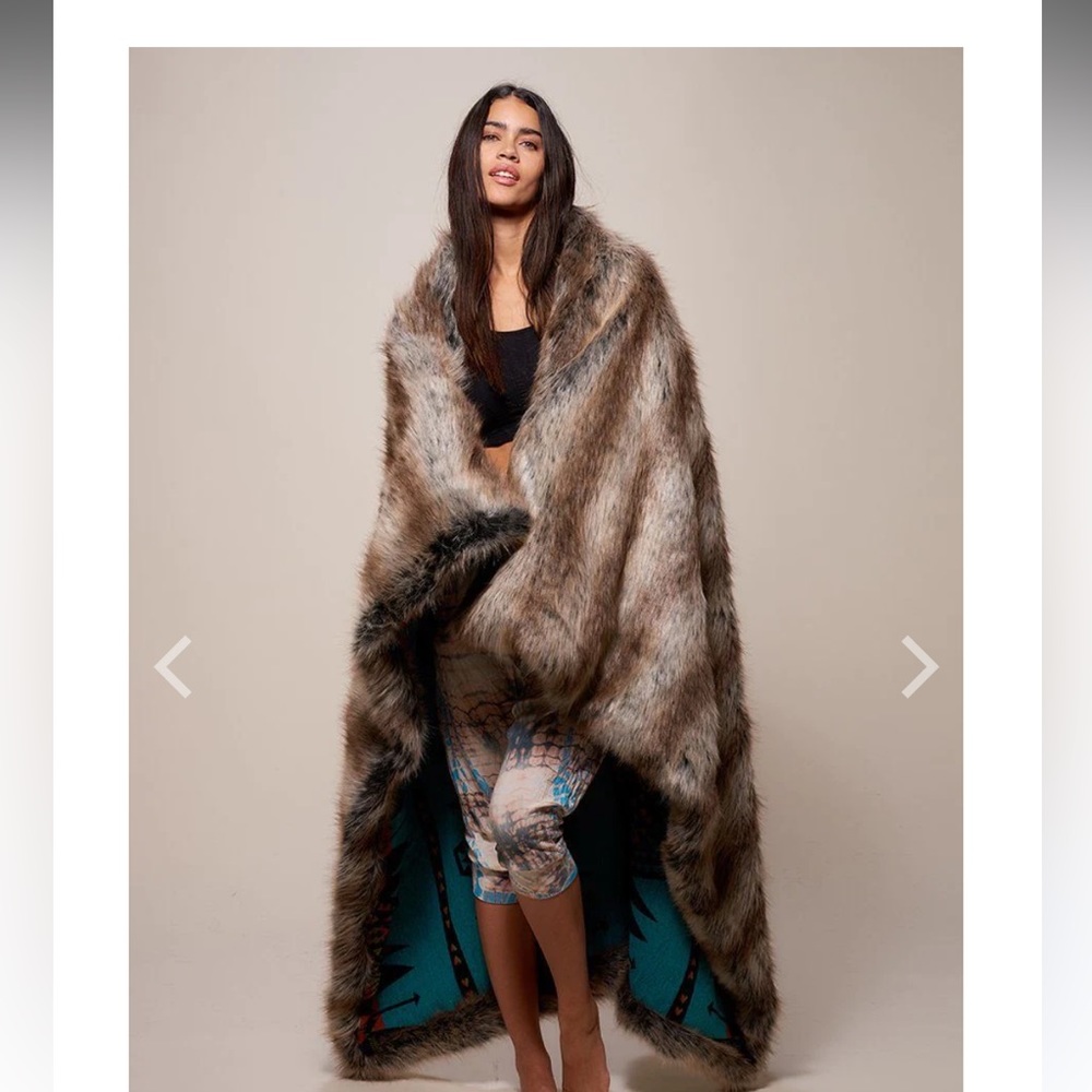 GREY WOLF FAUX FUR THROW blanket spirithoods
